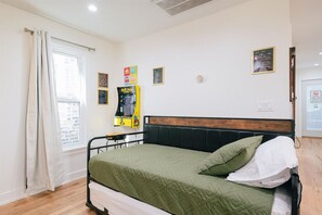 3 chambres, bureau, fer et planche Ă repasser, lit parapluie