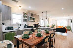Microwave, oven, stovetop, dishwasher - 5 Mins to Downtown CHI Sleeps 10 - Parking + Games (Chicago)