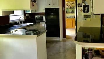 Microondas, horno, parrilla de estufa y lavavajillas