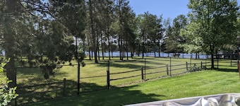 Charming 3-bedroom at Lake Camelot