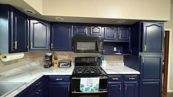 Een koelkast, een magnetron, een oven, een kookplaat