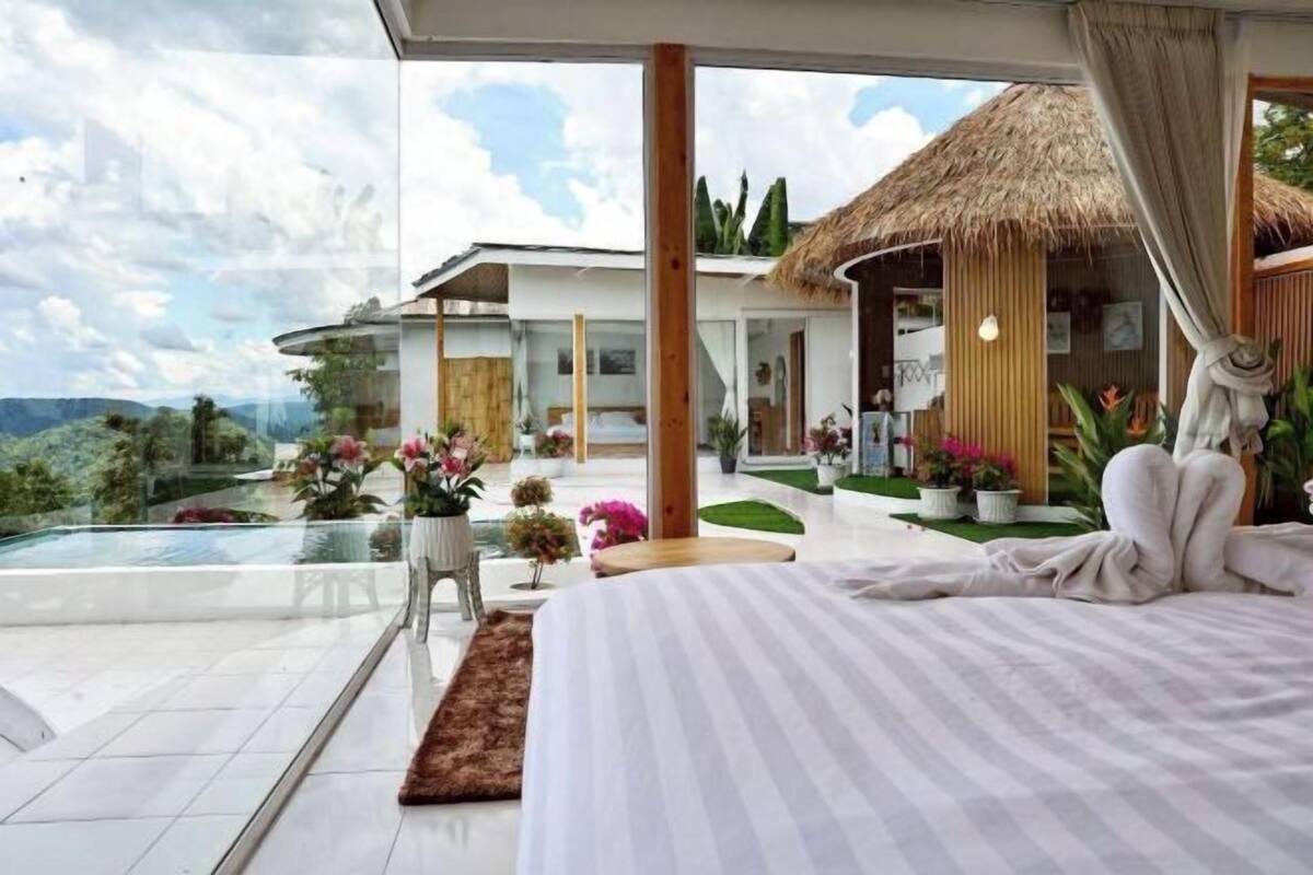 Hypo-allergenic bedding, desk, laptop workspace, rollaway beds