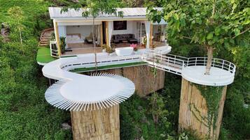 Exclusive Suite, Balcony, Mountain View | Hypo-allergenic bedding, desk, laptop workspace, rollaway beds