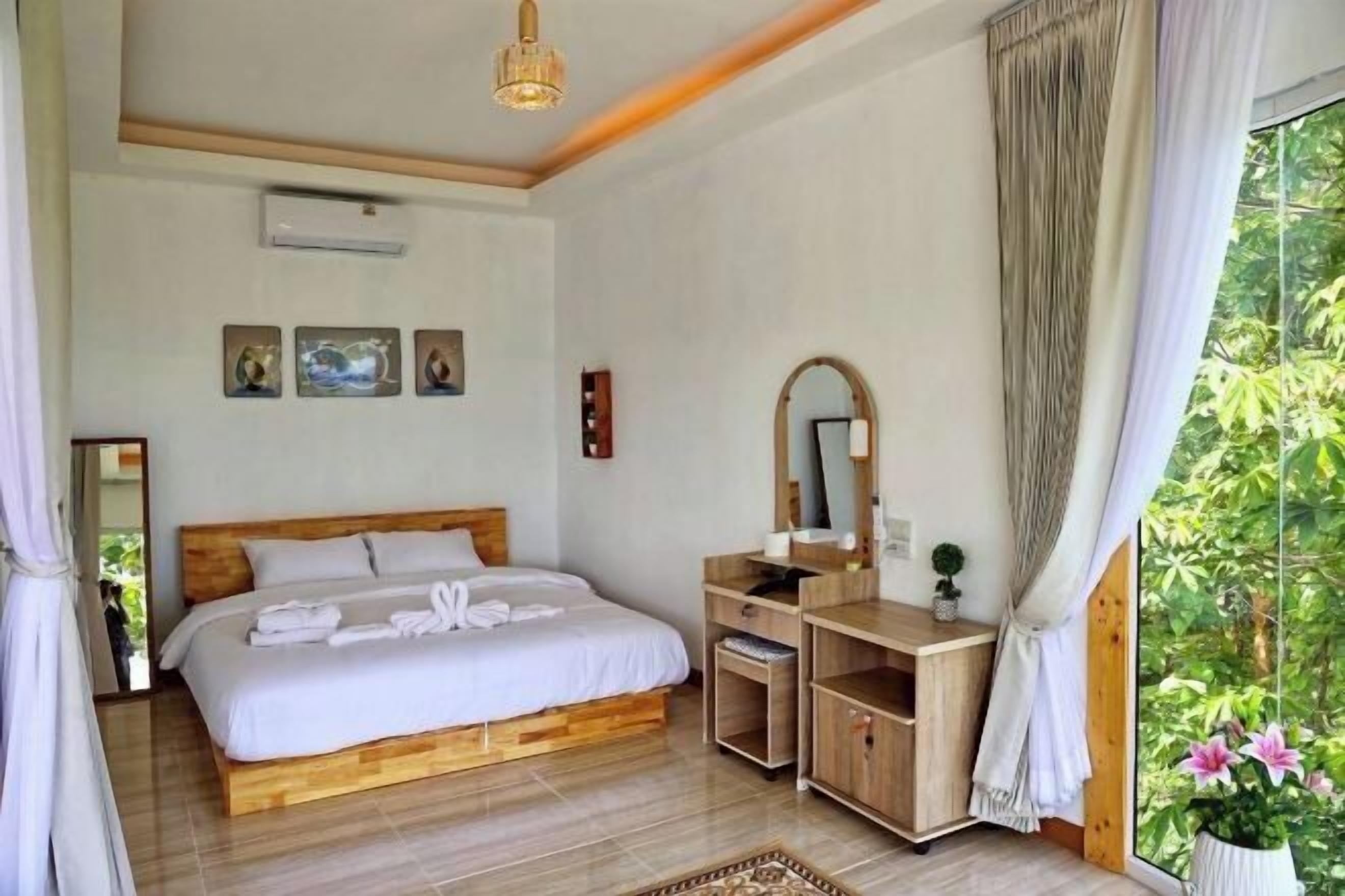 Hypo-allergenic bedding, desk, laptop workspace, rollaway beds