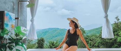 Dobbeltrom – deluxe, balkong | Bad | Separat badekar og dusj, toalettartikler (inkludert) og hårføner