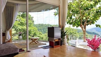 Suite exclusiva, balcón, vistas a la montaña | Ropa de cama hipoalergénica y escritorio