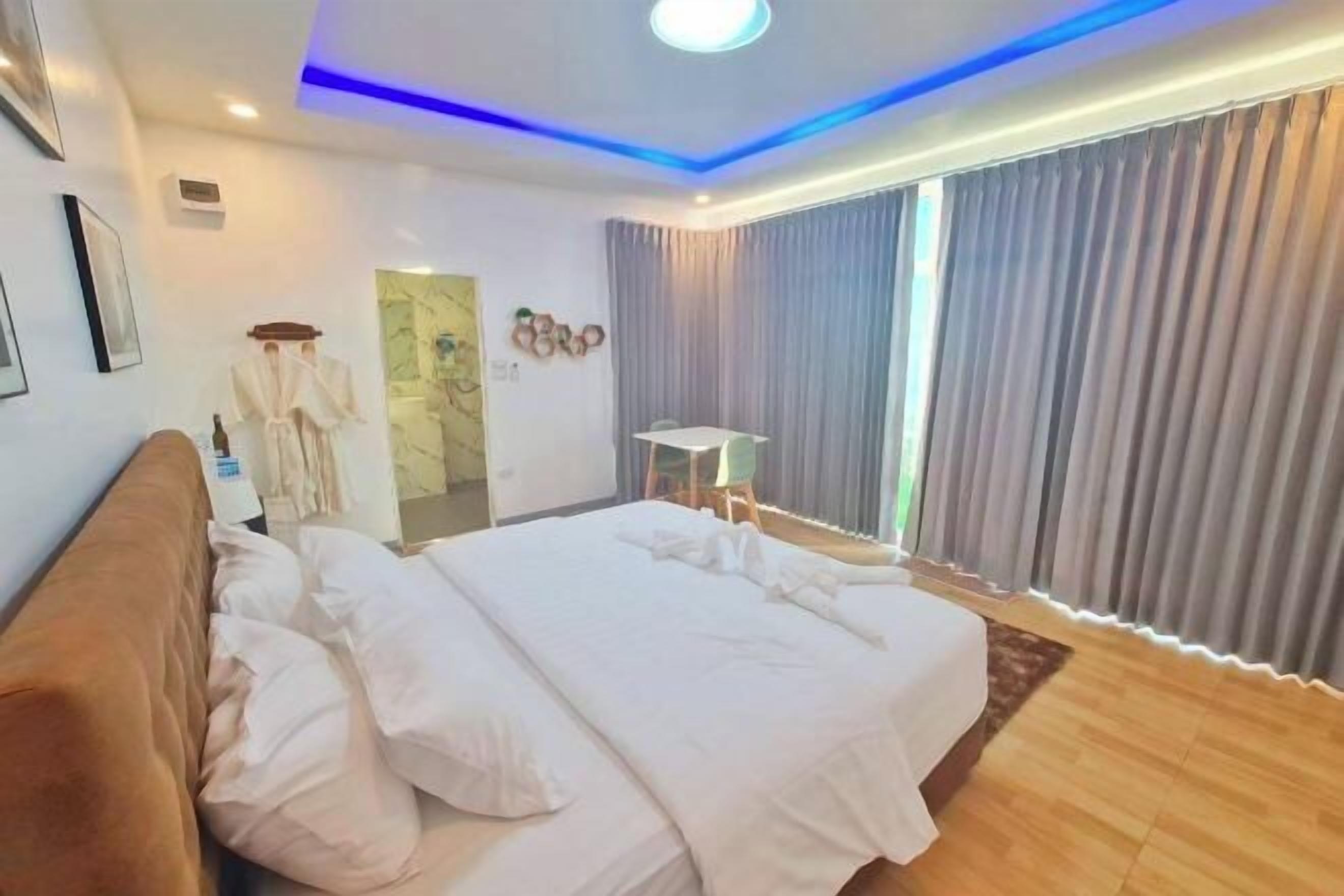 Hypo-allergenic bedding, desk, laptop workspace, rollaway beds