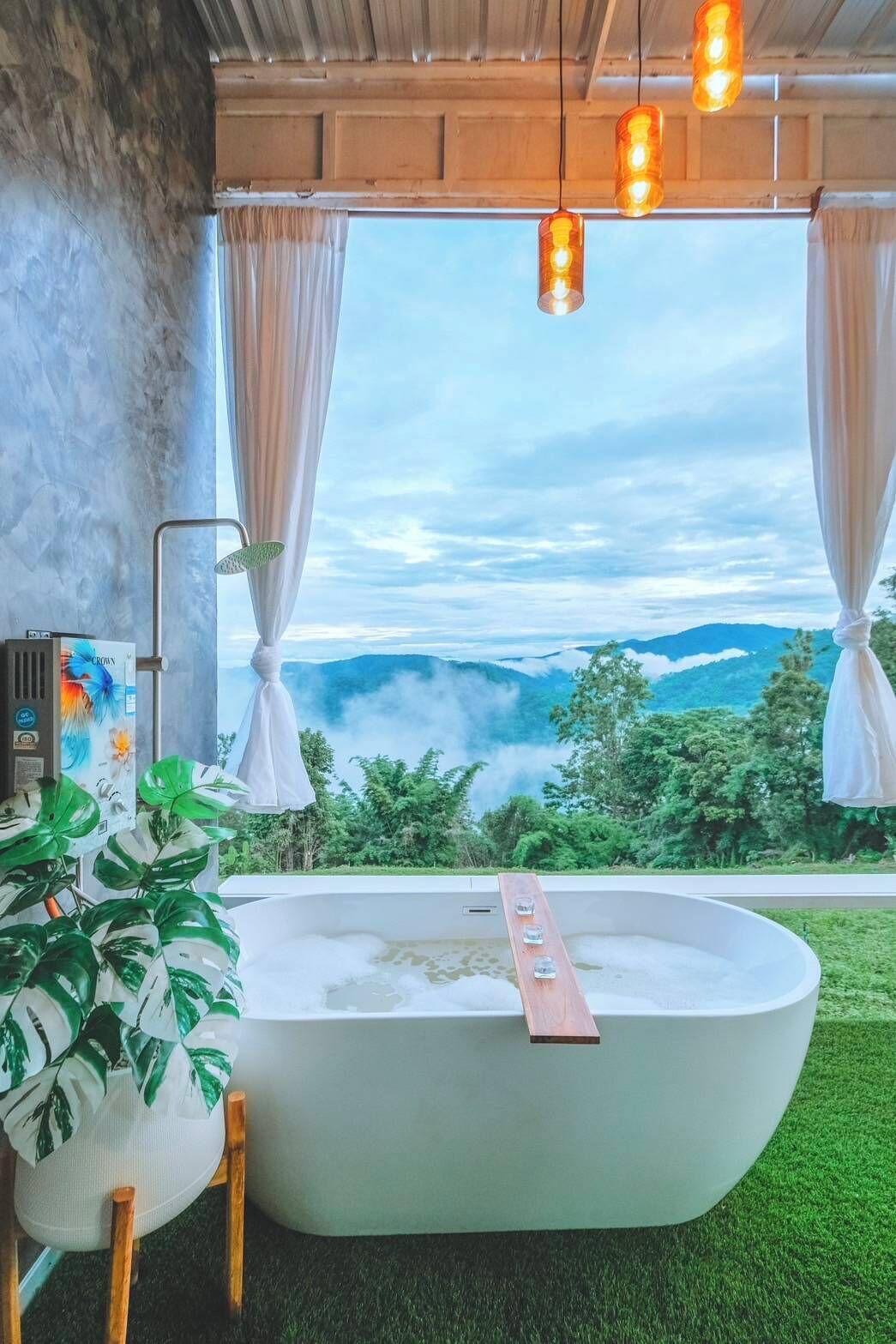 Quarto casal luxo, sacada | Banheiro | Banheira e chuveiro separados, produtos de toalete grátis