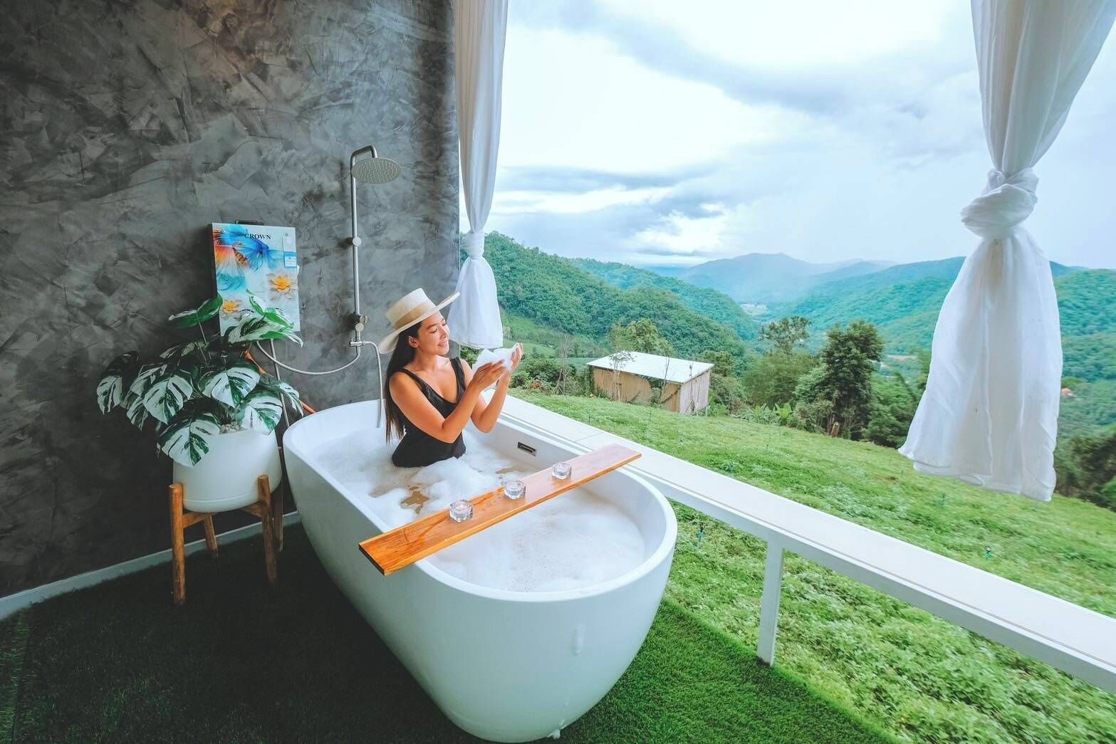 Deluxe Double Room, Balcony | Bathroom | Separate bathtub and shower, free toiletries, hair dryer, towels