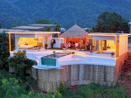 Luxury Villa, Balcony, Mountain View | Hypo-allergenic bedding, desk, laptop workspace, rollaway beds