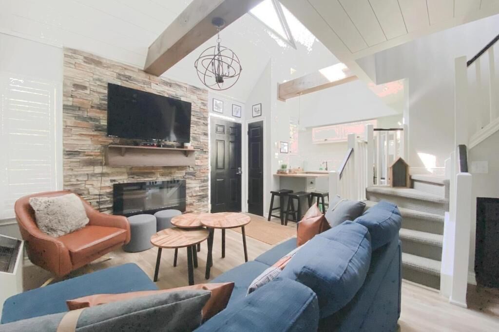 43-Zoll-Flachbildfernseher mit Kabelempfang, Kamin