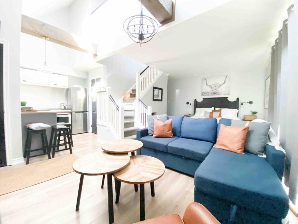 43-Zoll-Flachbildfernseher mit Kabelempfang, Kamin