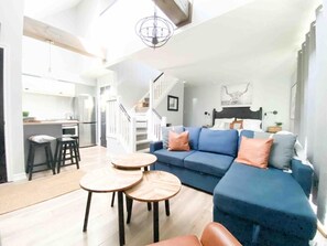 43-吋平面電視、有線頻道、壁爐