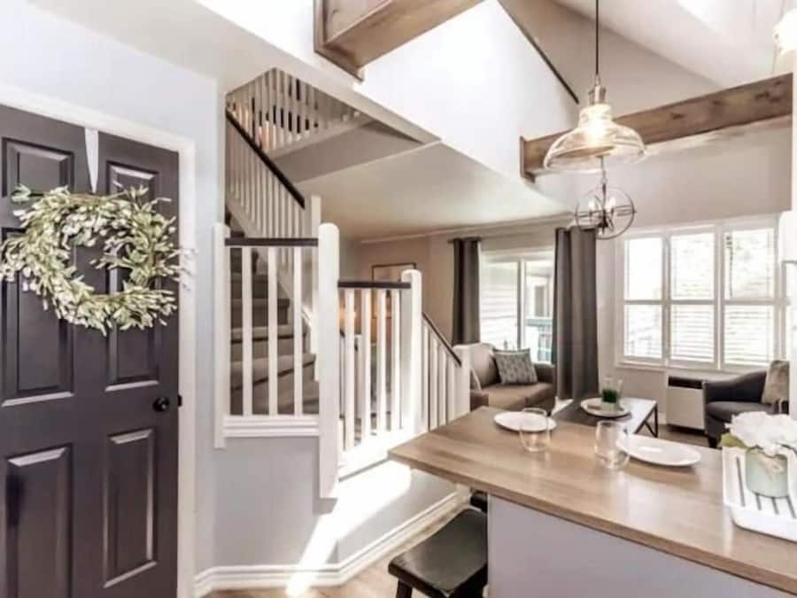 43-inch flat-screen TV with cable channels, fireplace