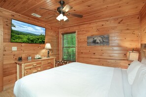 Tabla de planchar con plancha, wifi gratis y ropa de cama