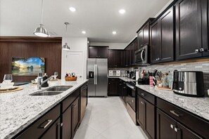 ثلاجة، ميكروويف، فرن، غسالة أطباق