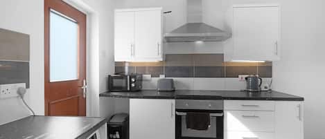Réfrigérateur, four à micro-ondes, un four, surface de cuisson