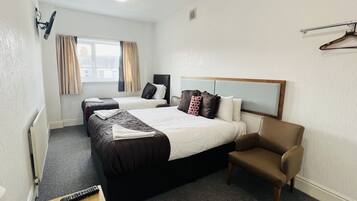 Habitación triple familiar | Wifi gratis y ropa de cama