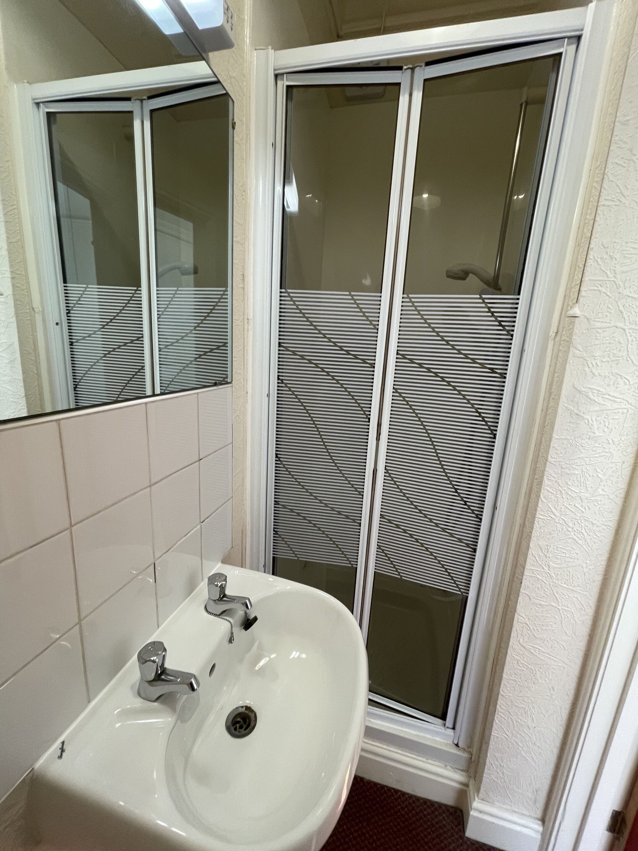 Haartrockner, Handtücher, Shampoo, Toilettenpapier