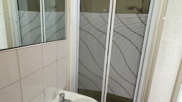 Hair dryer, towels, shampoo, toilet paper