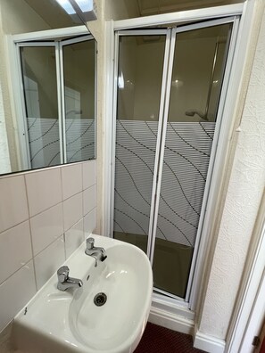 Sèche-cheveux, serviettes fournies, shampoing, papier toilette