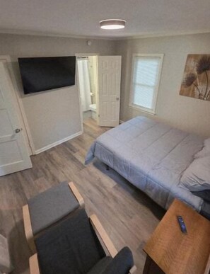 1 habitación, tabla de planchar con plancha, wifi gratis y ropa de cama