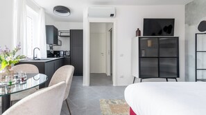 Planxa i posts de planxar, wifi gratuïta i roba de llit 