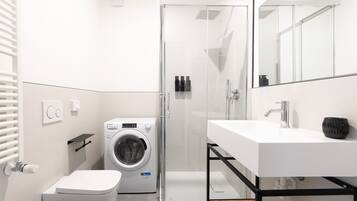 Douche, sĂšche-cheveux, bidet, serviettes fournies