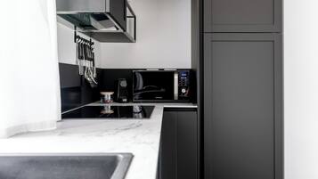 Kühlschrank, Mikrowelle, Ofen, Herdplatte