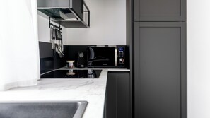 Kühlschrank, Mikrowelle, Ofen, Herdplatte