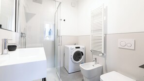 Ducha, secador de pelo, bidé y toallas