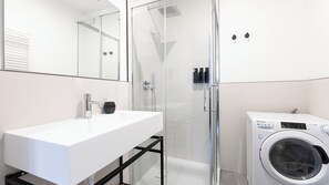 Douche, sèche-cheveux, bidet, serviettes fournies