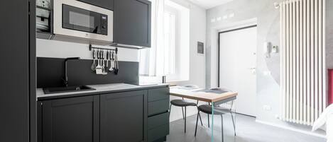 Réfrigérateur, micro-ondes, plaque de cuisson, lave-vaisselle