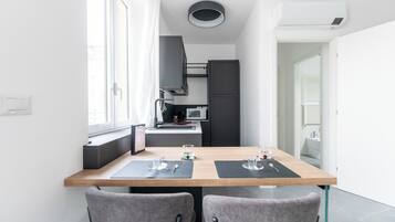 Frigorifero, microonde, piano cottura, lavastoviglie