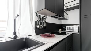 Réfrigérateur, micro-ondes, plaque de cuisson, lave-vaisselle