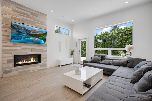 Modern Carriage House Near Westside Wine Trail