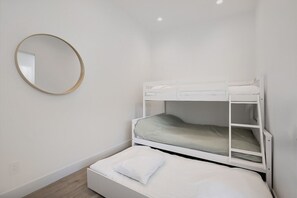 3 habitaciones, tabla de planchar con plancha y cuna de viaje 