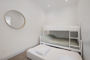 3 habitaciones, tabla de planchar con plancha y cuna de viaje