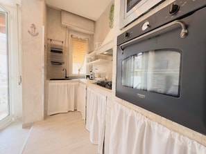 Micro-ondes, four, plaque de cuisson, lave-vaisselle