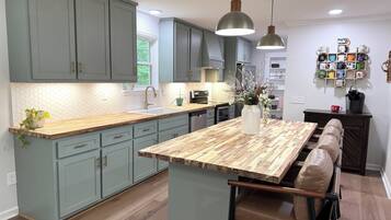 Micro-ondes, four, plaque de cuisson, lave-vaisselle