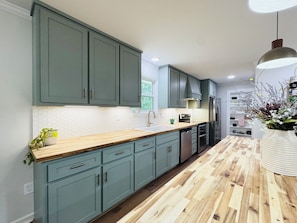 Køleskab, mikrobølgeovn, ovn, kogeplade