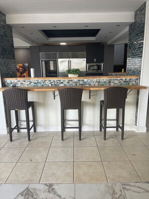 ثلاجة، ميكروويف، فرن، موقد طهي مسطح