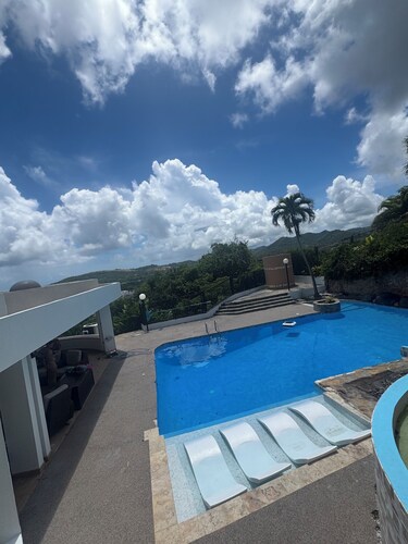 Coastal Luxury Getaway for Yoga, Golf & Family Fun