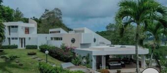 Elegant, secluded luxury home. Serenity, privacy & style await