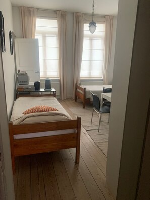 Iron/ironing board, WiFi, bed sheets