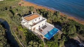 A two-story house with a swimming pool, surrounded by trees and a beach. - Argilea Villa, Argilea Villa (Lixouri)
