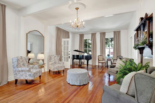 Historic McIntosh Manor