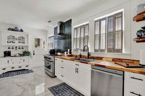 電子レンジ、オーブン、コンロ、食器洗い機