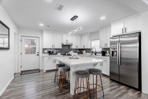 Casa de Arte @ Downtown McAllen shop, dine & relax
4 Bedrooms/3.5 Bathrooms