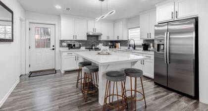 Casa de Arte @ Downtown McAllen shop, dine & relax
4 Bedrooms/3.5 Bathrooms